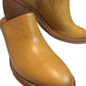 Women's Frye Mustard Leather Rosalia Mules 9.5 Narrow